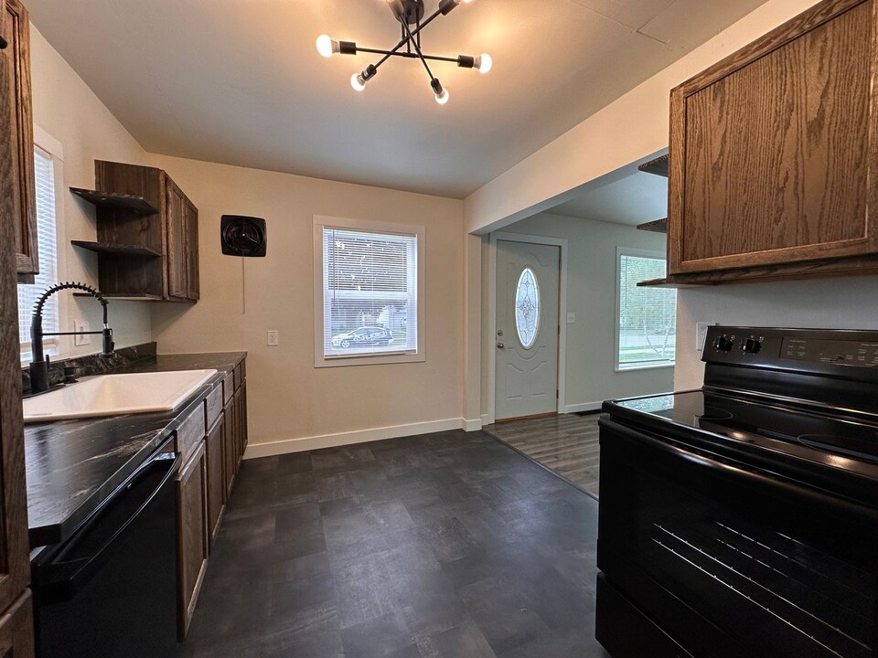 173 Robert St in Clintonville, WI - Building Photo