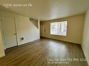 13556 Jason Lee Dr in Oregon City, OR - Building Photo - Building Photo