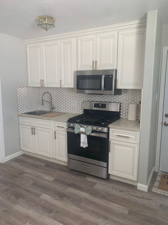 2437 E Main St in Ventura, CA - Building Photo