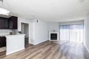 Saticoy Gardens in Van Nuys, CA - Building Photo