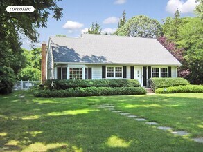 28 Dover Ave in Southampton, NY - Foto de edificio - Building Photo