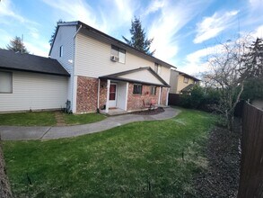 38 NE 143rd Ave in Portland, OR - Foto de edificio - Building Photo