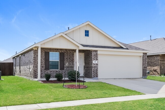 911 Lady Bird St in Ennis, TX - Building Photo - Building Photo