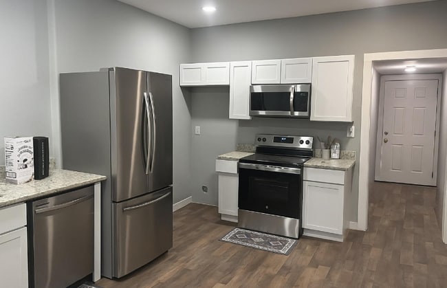 427 E Southcross in San Antonio, TX - Building Photo - Building Photo