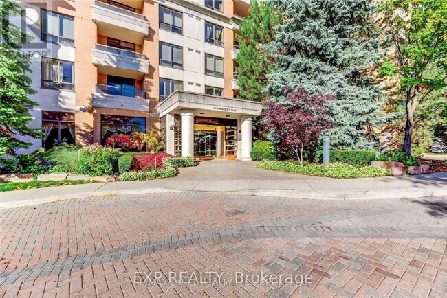 18 Sommerset Way in Toronto, ON - Building Photo - Building Photo
