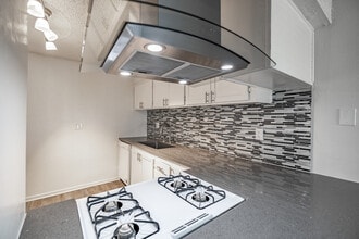 Villa Pacific Townhomes in Westminster, CA - Foto de edificio - Interior Photo