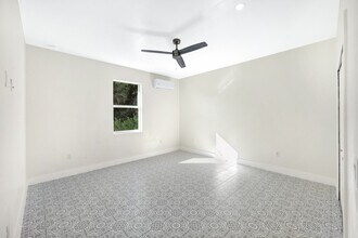 167 5th St, Unit 4 in Naples, FL - Building Photo - Building Photo