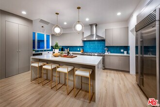 130 Reef Mall in Marina Del Rey, CA - Building Photo - Building Photo