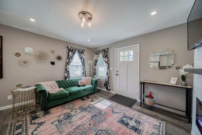 1402 Iowa St