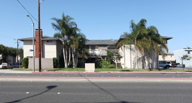 1704 Huntington St in Huntington Beach, CA - Foto de edificio - Building Photo