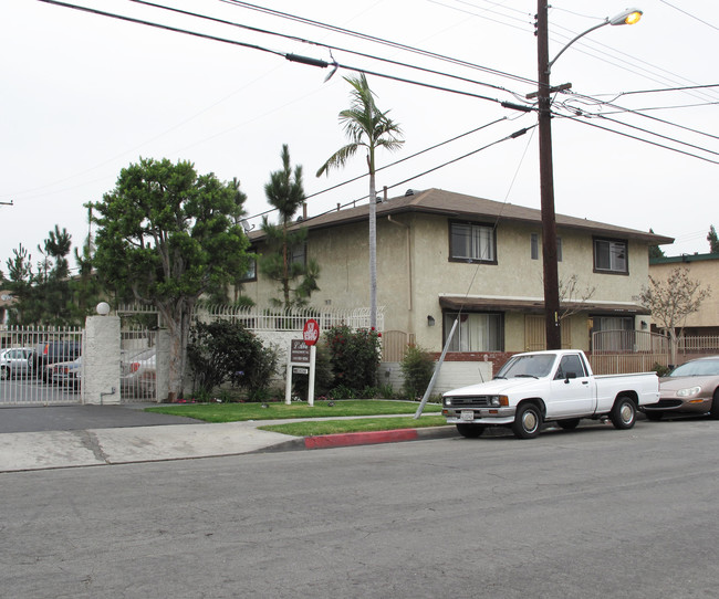 9325-9327 Washburn Rd in Downey, CA - Foto de edificio - Building Photo