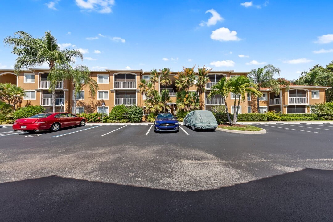 1830 Florida Club Cir in Naples, FL - Building Photo