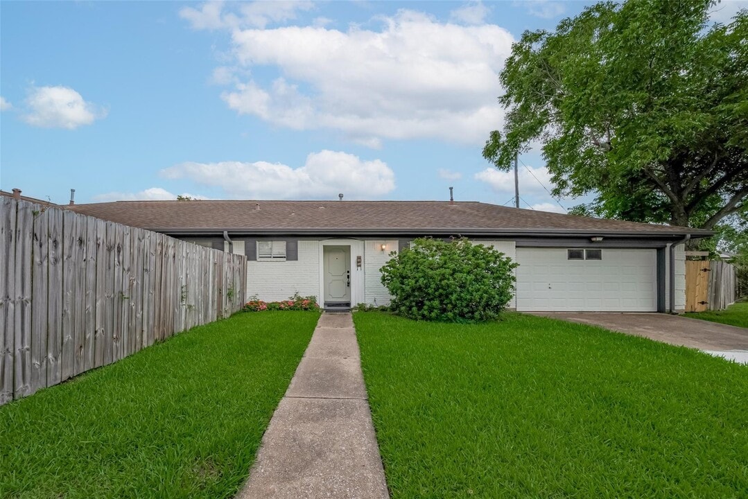 605 Sorrento Dr in El Lago, TX - Building Photo