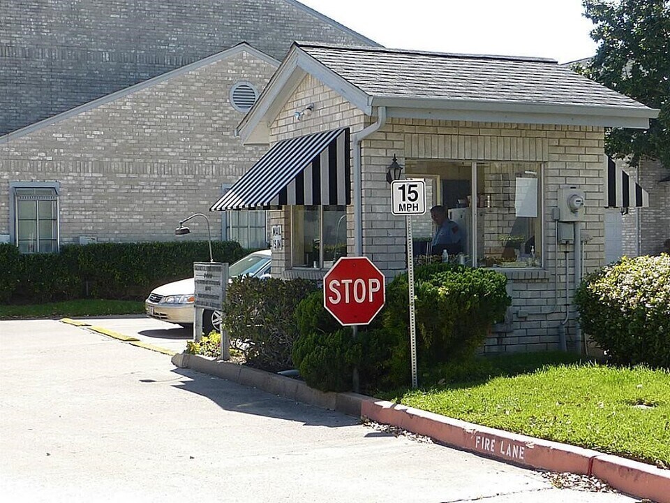 642 Wilcrest Dr in Houston, TX - Building Photo