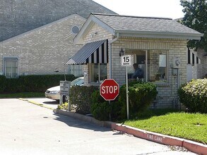 642 Wilcrest Dr in Houston, TX - Building Photo - Building Photo