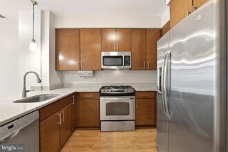 8005 13th St, Unit 201 in Silver Spring, MD - Foto de edificio - Building Photo