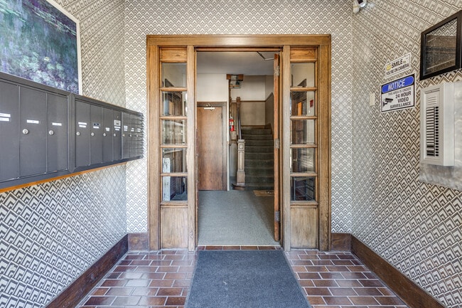 809 Douglas Ave in Minneapolis, MN - Foto de edificio - Interior Photo