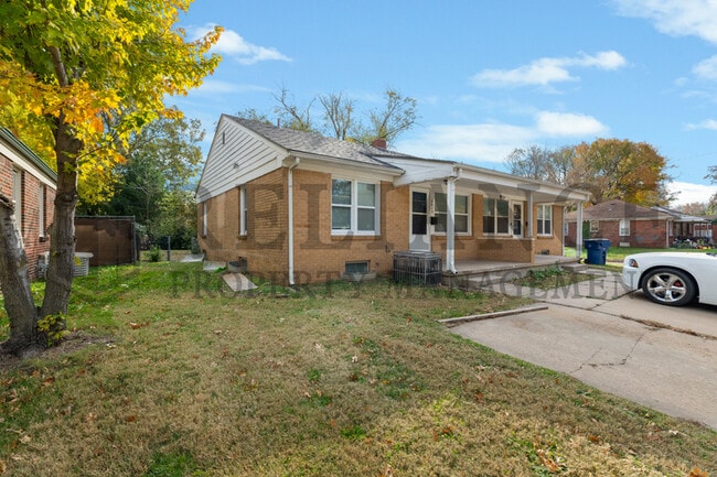 2042 S Pinecrest St in Wichita, KS - Foto de edificio - Building Photo