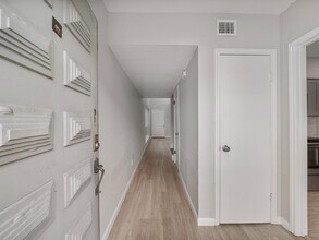 2056 Augusta Dr in Houston, TX - Building Photo - Building Photo