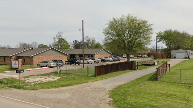 801 W Main St in Quinlan, TX - Building Photo - Building Photo
