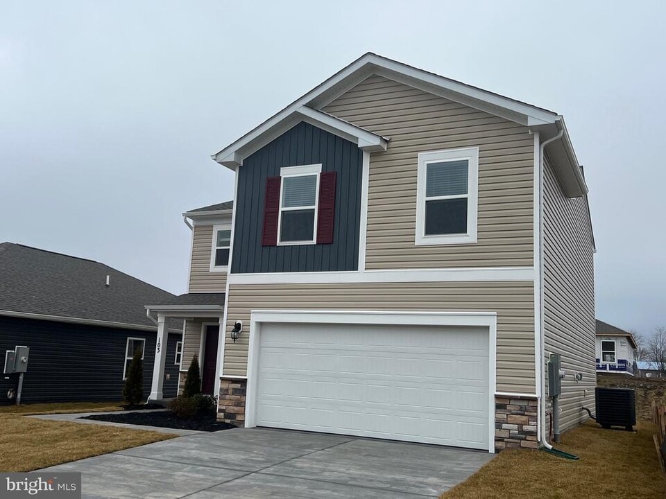 103 Dinges St in Stephens City, VA - Building Photo