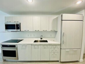 55 SW 9th St, Unit 3809 in Miami, FL - Building Photo - Building Photo