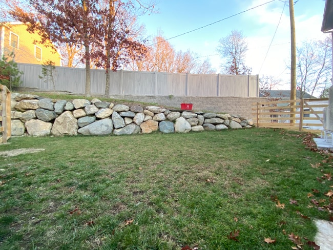 8 Russell Rd in Chelmsford, MA - Foto de edificio - Building Photo