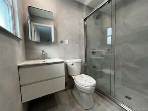 34-22 Brookside St in Queens, NY - Building Photo - Building Photo