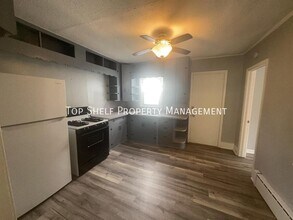 1221 E 27th Ct in Des Moines, IA - Building Photo - Building Photo