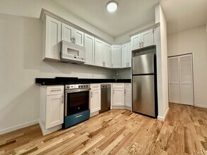 346 W 52nd St in New York, NY - Building Photo - Building Photo