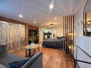 42 Willow Wood Ct in East Rutherford, NJ - Foto de edificio - Building Photo