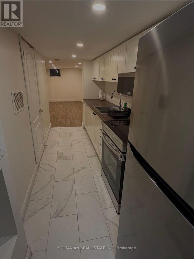 110 Warwick Crescent in Newmarket, ON - Building Photo - Building Photo