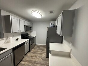 4925 Cromwell Dr in Kyle, TX - Foto de edificio - Building Photo