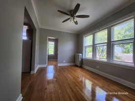 5350 W Division St, Unit 2R in Chicago, IL - Building Photo