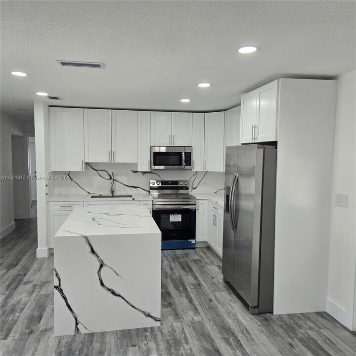3740 Percival Ave in Miami, FL - Building Photo