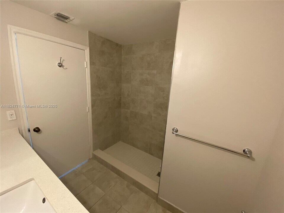 1575 Veracruz Ln in Weston, FL - Building Photo