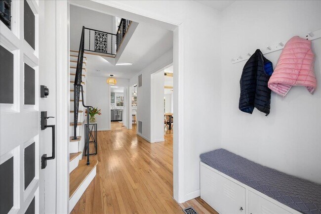 19 Sherwood Dr in Larchmont, NY - Building Photo - Building Photo