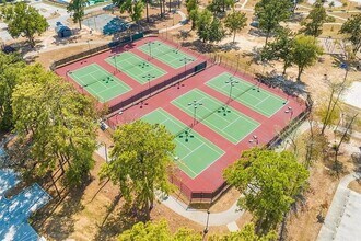 1558 San Sebastien Dr in Conroe, TX - Foto de edificio - Building Photo