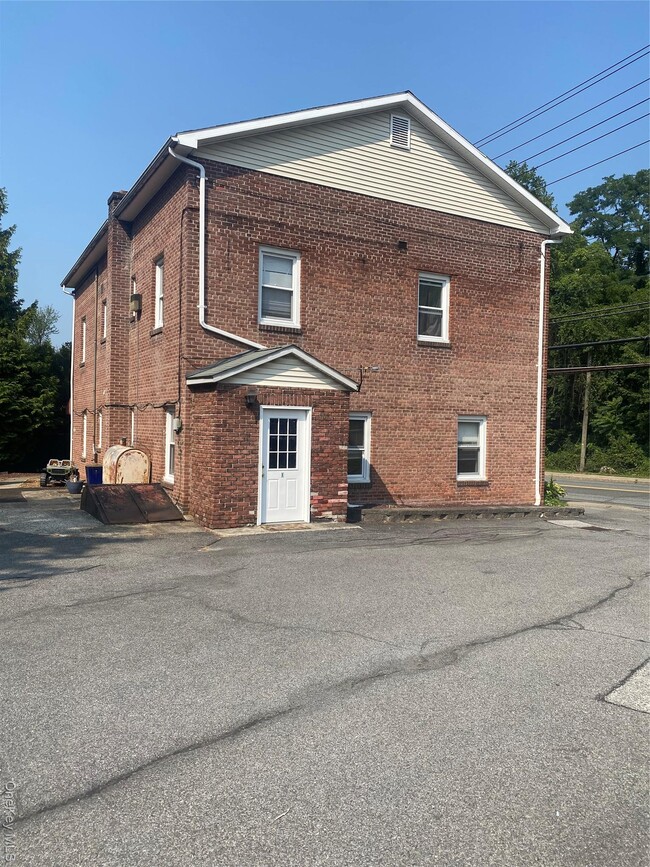 property at 1000 US-9W