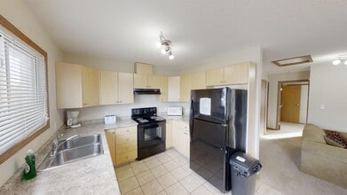 9225-9293 93 Ave in Grande Prairie, AB - Building Photo - Building Photo