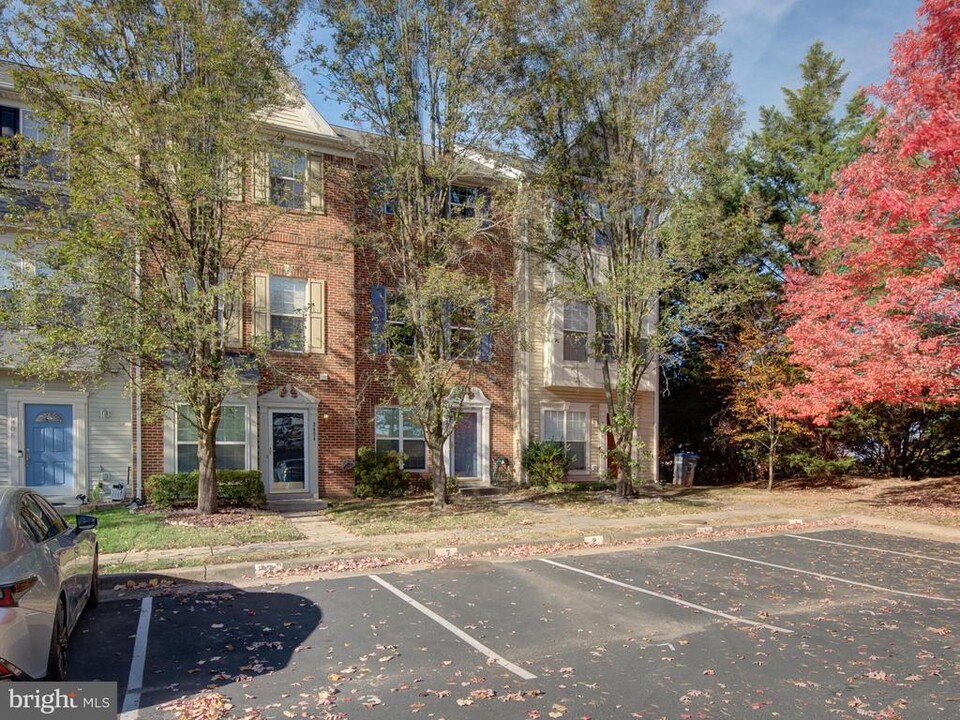 2402 Misty Dawn Ct in Herndon, VA - Foto de edificio