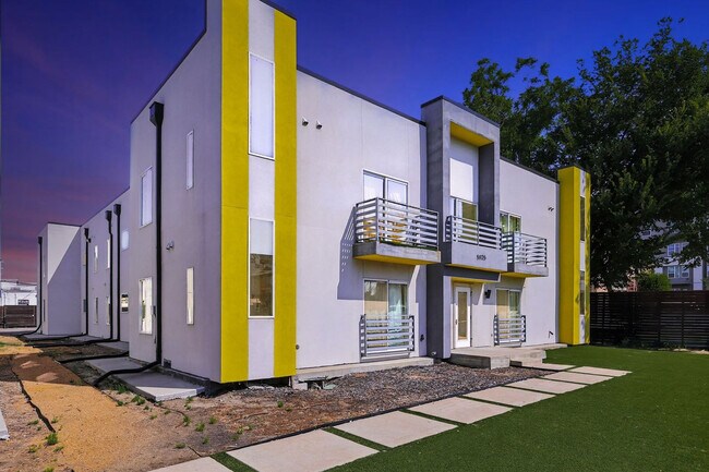 5025 San Jacinto St in Dallas, TX - Foto de edificio - Building Photo
