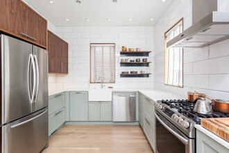 1313 W Wolfram St in Chicago, IL - Building Photo - Building Photo