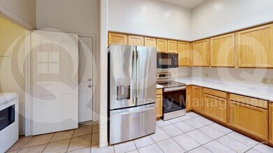 8142 N Peppersauce Dr in Oro Valley, AZ - Building Photo - Building Photo