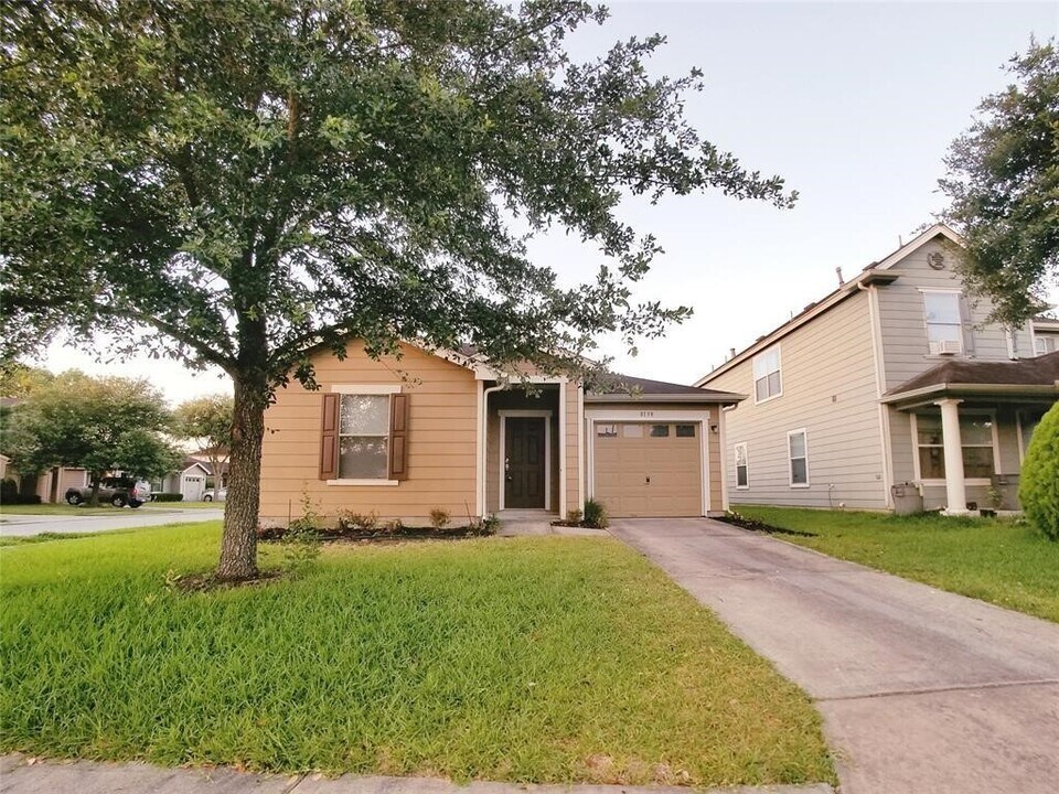 8138 Forest Glen Dr in Humble, TX - Building Photo