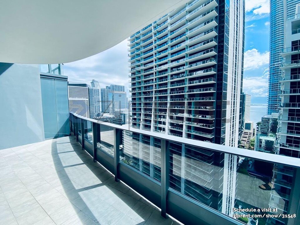 1000 Brickell Ave in Miami, FL - Building Photo