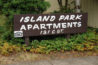 Island Park Apartments in Springfield, OR - Building Photo - Building Photo