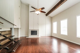 2 Lakeway St in Conroe, TX - Building Photo - Building Photo