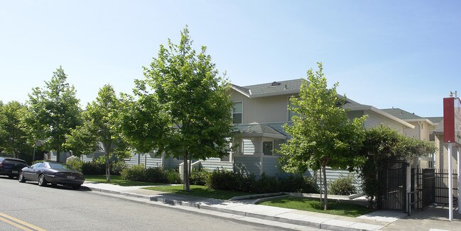 7015 Macarthur Blvd in Oakland, CA - Foto de edificio - Building Photo