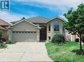 4625 Bunker Ave in Windsor, ON - Building Photo